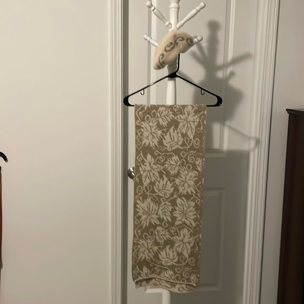 Brand:Isotoner ,Col:light brown and tan.(wool/acrylic) new.doubleface.hat+scarf